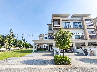 Town House, Corner Lot
