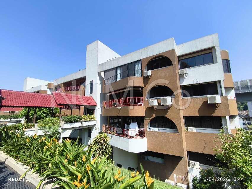 Condominium, Corner Lot