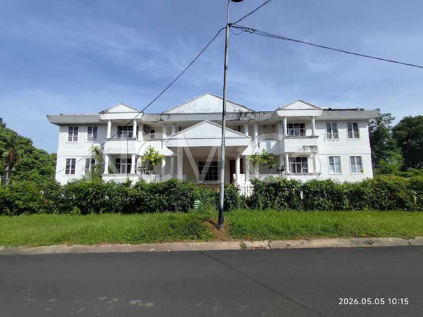 3 Storey Detached House with Swimming pool