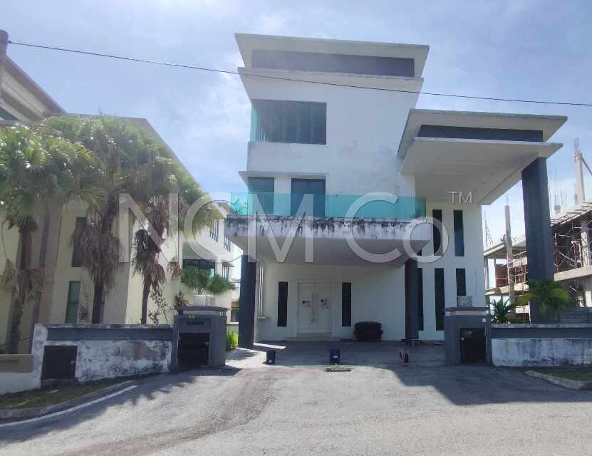 3 Storey Detached House with Swimming pool