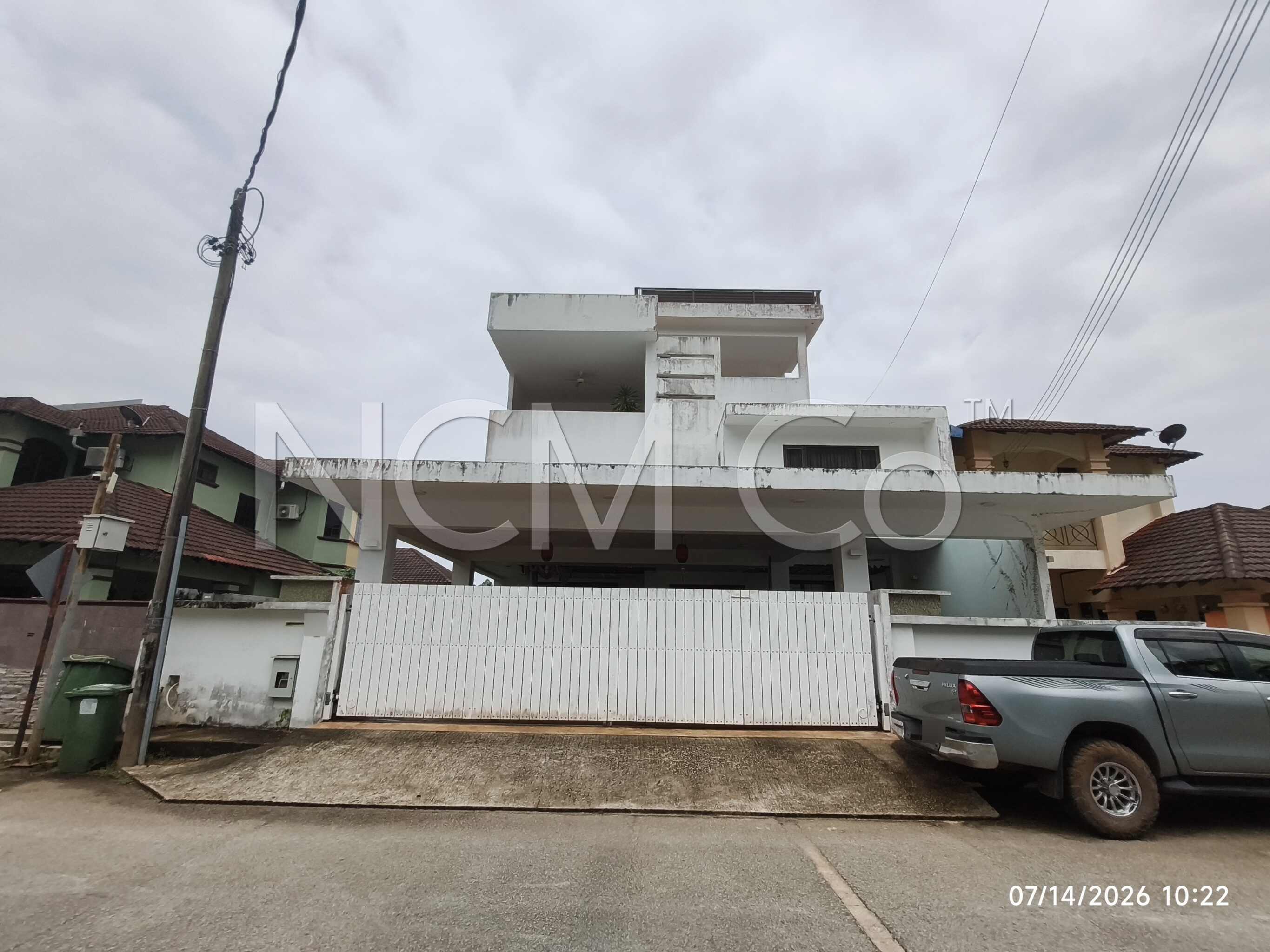 2.5 Storey Semi Detached House, Renovated