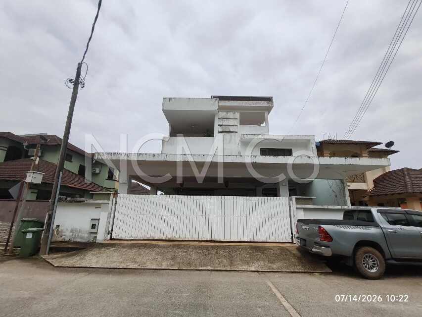 2.5 Storey Semi Detached House, Renovated