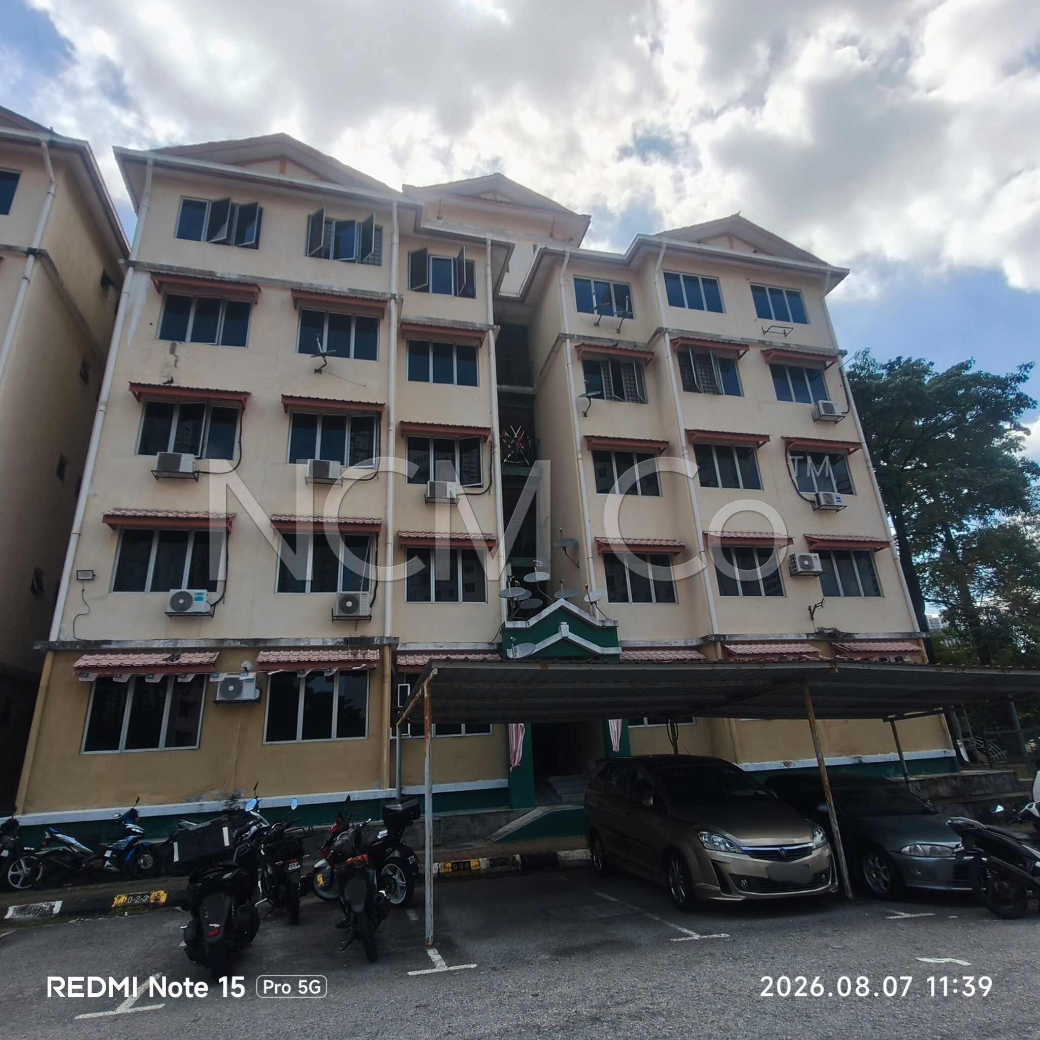 Flat, Corner Lot, Low-Medium Cost