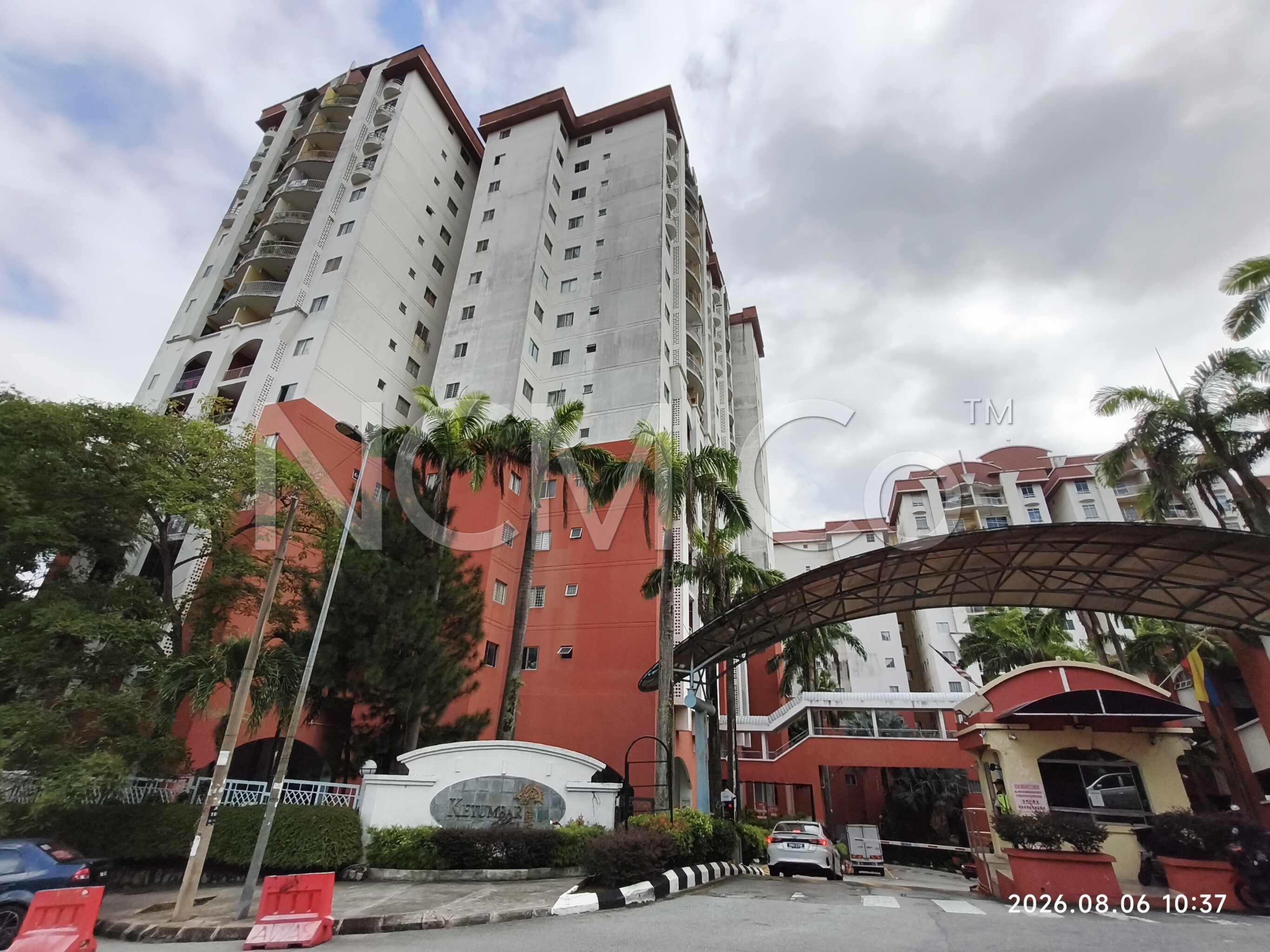 Condominium, Corner Lot, Medium Cost