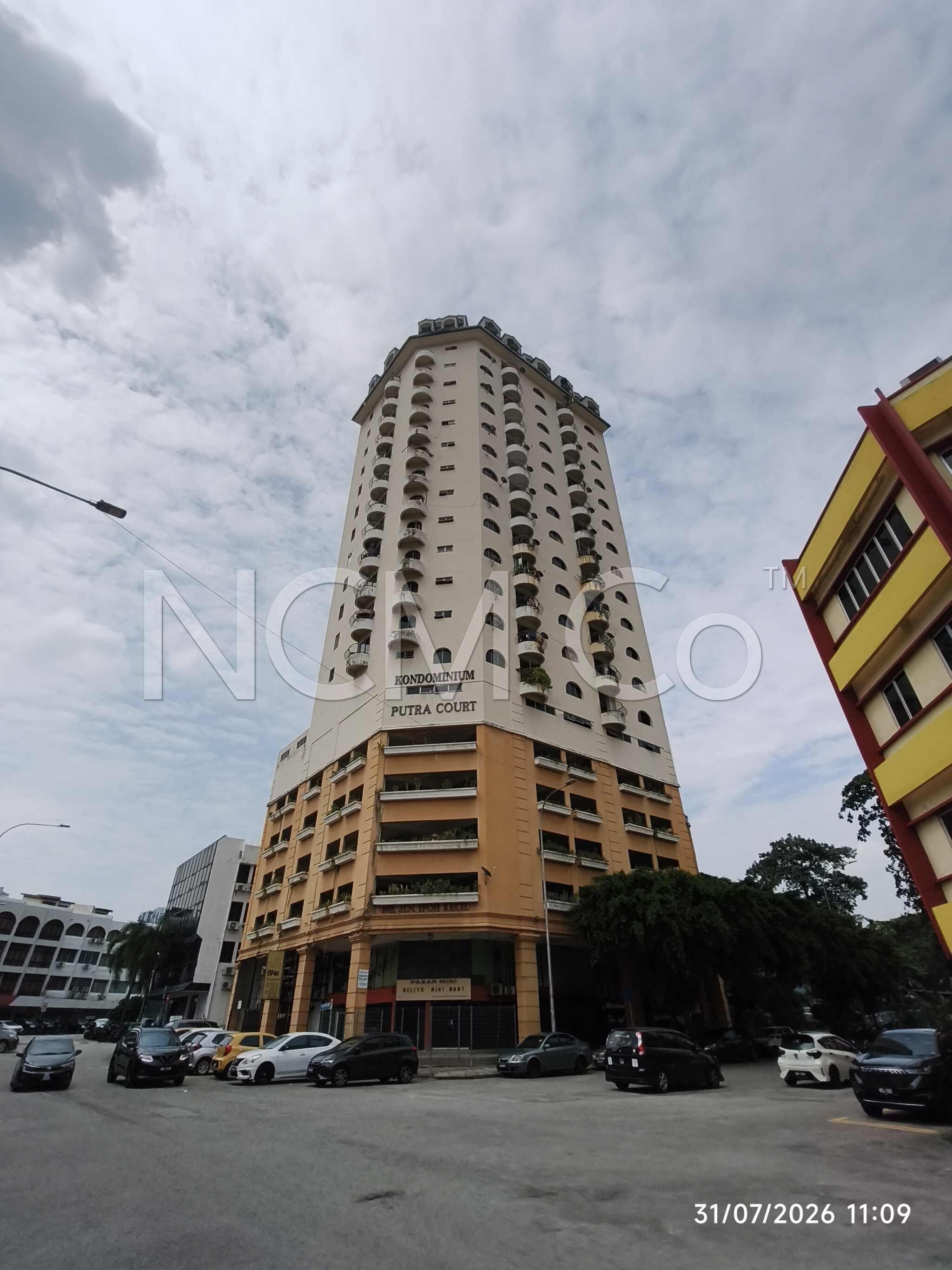 Condominium, Corner Lot