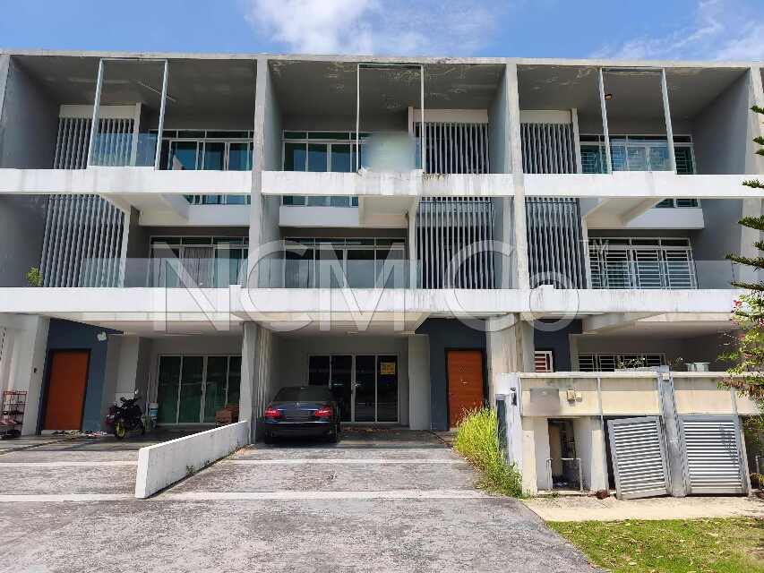 3 Storey Terrace House, Intermediate