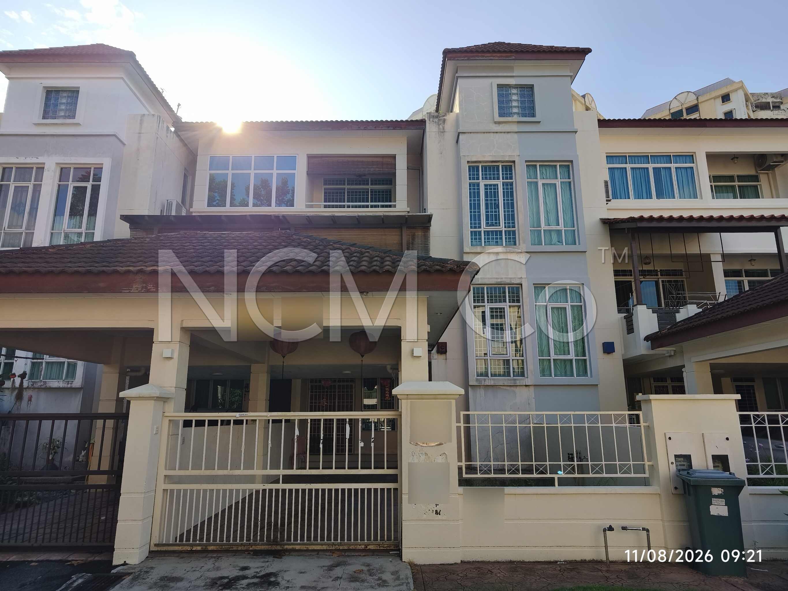 3 Storey Terrace House, Intermediate