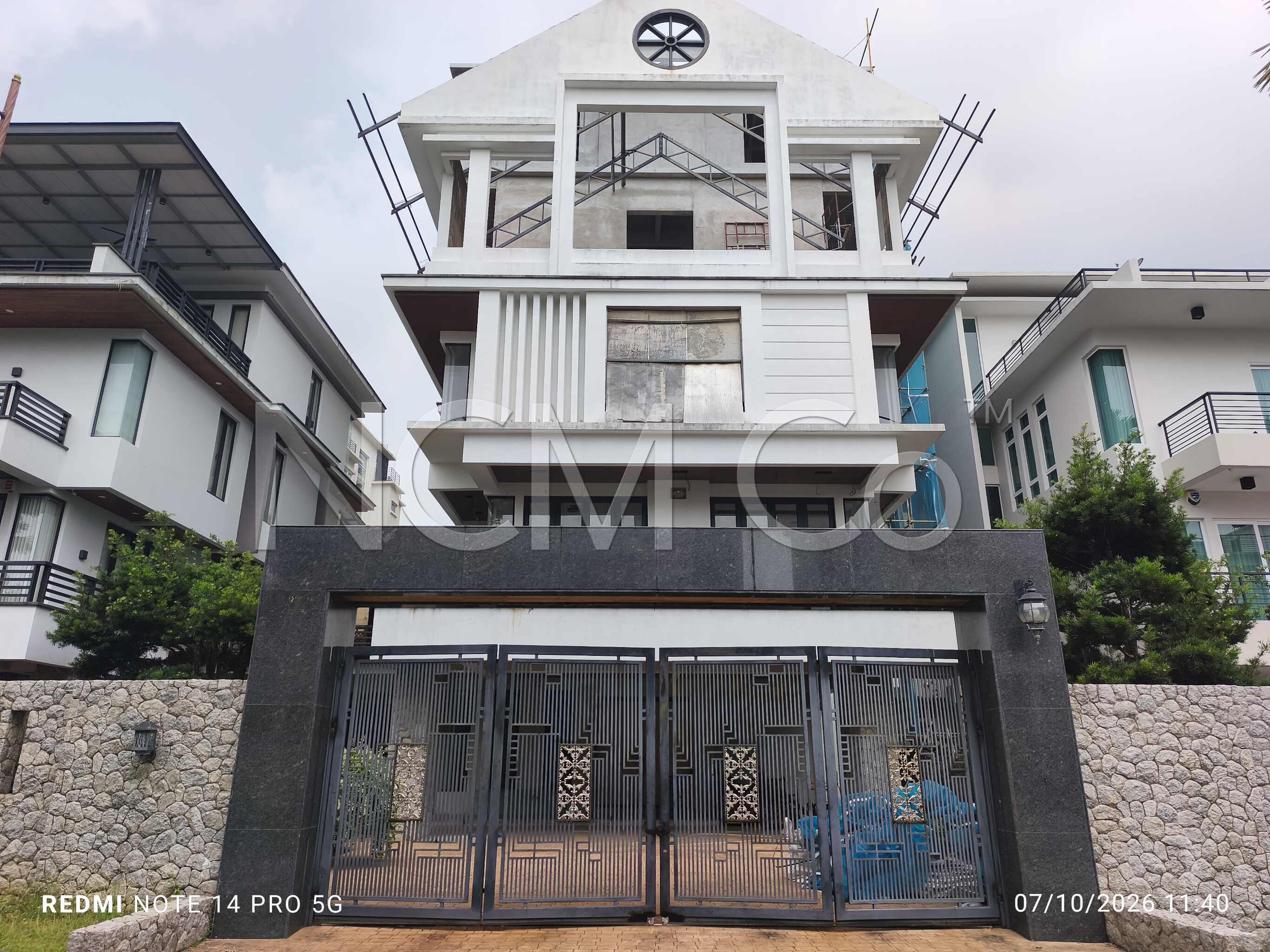 3.5 Storey Semi Detached House, Renovated