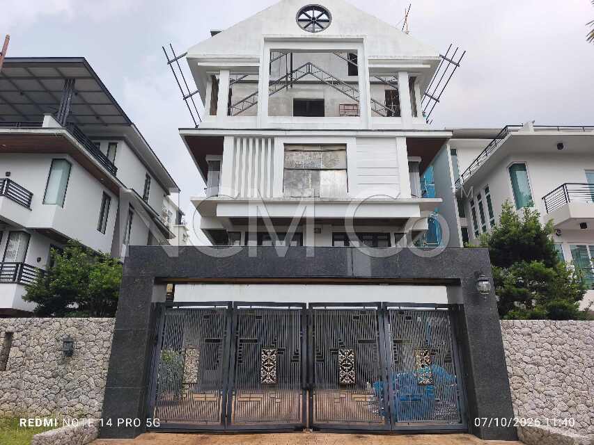 3.5 Storey Semi Detached House, Renovated
