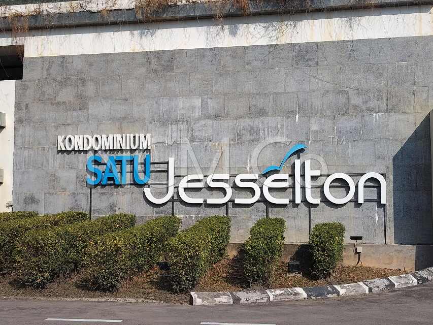 Condominium, Corner Lot