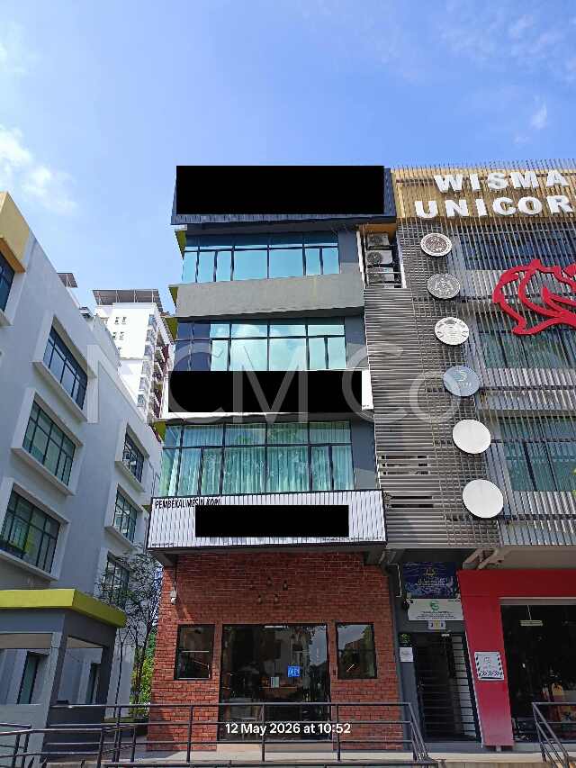 Shop/Office unit with lift, End Lot