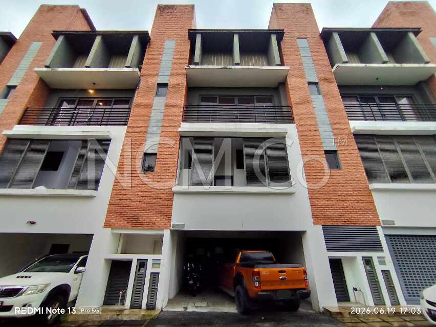 3.5 Storey Terrace House, Intermediate