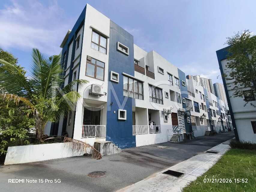 Duplex Town House (Upper Unit), End Lot